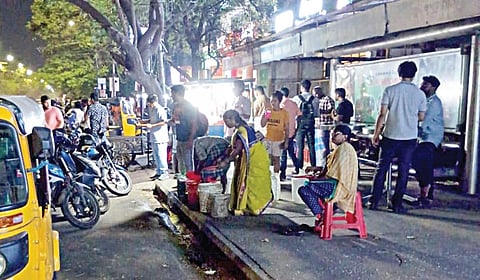 சென்னை அசோக்நகர் 11-வது நிழற்சாலையில் உள்ள பேருந்து நிழற்குடை மற்றும் நடைபாதையை ஆக்கிரமித்து நடத்தப்படும் உணவகம்