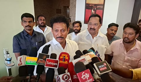 ராணிப்பேட்டை அடுத்த சிப்காட்டில் பள்ளி கல்வித் துறை அமைச்சர் அன்பில் மகேஸ் பொய்யாமொழி செய்தியாளர்களை சந்தித்தார்.