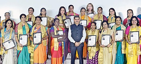 சர்வதேச பெண்கள் தினத்தை முன்னிட்டு ஆளுநர் மாளிகையில் நேற்று நடைபெற்ற மகளிர் தின விழாவில் பல துறைகளைச் சேர்ந்த பெண் ஆளுமைகள் பங்கேற்றனர். ஐஎன்ஏ வீராங்கனை முத்துலட்சுமி, நடிகை வடிவுக்கரசி உள்ளிட்டோருக்கு சான்றிதழ் வழங்கி ஆளுநர் ஆர்.என்.ரவி பாராட்டு தெரிவித்தார்.