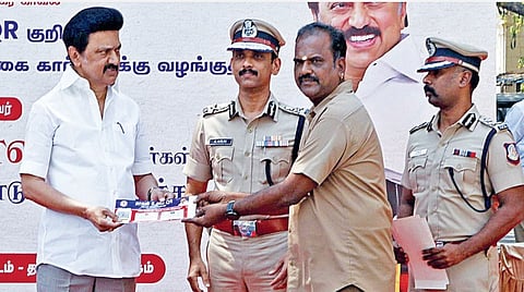 காவல் உதவி QR குறியீடுகளை ஆட்டோ மற்றும் வாடகை கார் ஓட்டுநர்களுக்கு சென்னை தலைமை செயலகத்தில் முதல்வர் ஸ்டாலின் வழங்கினார். உடன், சென்னை மாநகர காவல் ஆணையர் அருண், சென்னை போக்குவரத்து காவல் கூடுதல் ஆணையர் சுதாகர். | படம்: ம.பிரபு |