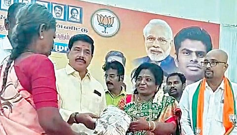 தமிழகத்தில் இந்தியை திமுகதான் திணிக்கிறது: தமிழிசை விமர்சனம்