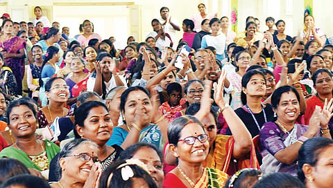 வாசகியரின் ஆரவாரத்தால் களைகட்டிய கடலூர்
