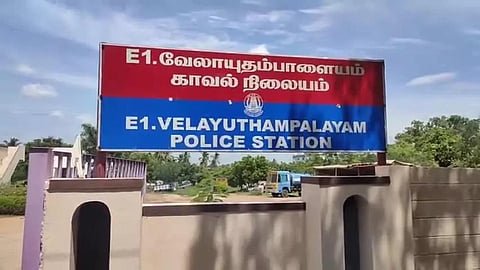 கரூர் அருகே மின் கணக்கீட்டாளரை கடத்திச் சென்று தாக்கியதாக திமுக நிர்வாகி உட்பட 4 பேர் கைது