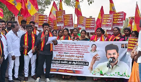 தமிழகத்தில் நடைபெறும் பாலியல் வன்கொடுமைகளுக்கு எதிராக திருவள்ளூரில் தவெக-வினர் ஆர்ப்பாட்டத்தில் ஈடுபட்டனர்.