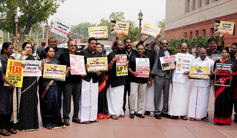 தர்மேந்திர பிரதானுக்கு எதிர்ப்பு: நாடாளுமன்ற வளாகத்தில் திமுக கூட்டணி எம்.பி.க்கள் போராட்டம்