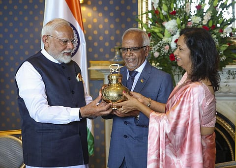 மொரீஷியஸ் அதிபருக்கு மகா கும்பமேளா கங்கை நீரை பரிசளித்த பிரதமர் மோடி!