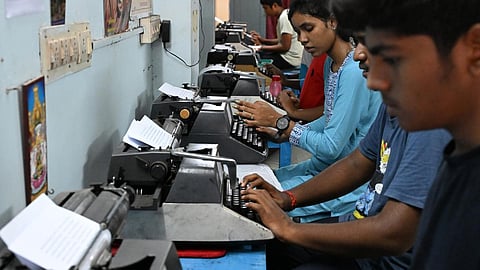 தட்டச்சு பயிற்சி பெறும் மாணவர்களுக்கு ‘தமிழ் 99’ கீ போர்டை பயன்படுத்தி பயிற்சி அளிக்க வேண்டும்: தமிழக அரசு உத்தரவு