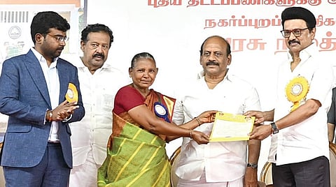 நகர்ப்புற பகுதிகளில் பட்டாக்கள் வழங்கும் திட்டத்தின் கீழ், செங்கல்பட்டு மாவட்டத்தில் ஆட்சேபகரமற்ற அரசு புறம்போக்கு நிலங்களில் குடியிருக்கும் 214 நபர்களுக்கு முதல்வர் மு.க.ஸ்டாலின் பட்டாக்கள் வழங்கி, திட்டத்தை தொடங்கி வைத்தார். நிகழ்ச்சியில், அமைச்சர்கள் பொன்முடி, தா.மோ.அன்பரசன், சட்டமன்ற உறுப்பினர்கள் வரலட்சுமி மதுசூதனன், எஸ்.ஆர்,ராஜா, செங்கல்பட்டு மாவட்ட ஆட்சியர் எஸ்.அருண்ராஜ் மற்றும் அரசு உயர் அலுவலர்கள் கலந்து கொண்டனர்.