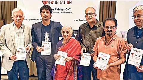 சேபியன்ஸ் ஹெல்த் பவுண்டேஷன் சார்பில் உலக சிறுநீரக தினத்தையொட்டி, விழிப்புணர்வு கருத்தரங்கம் சென்னை ஆழ்வார்பேட்டையில் நேற்று நடைபெற்றது. இதில் சிறப்பு விருந்தினராக கலந்து கொண்ட நடிகர் சித்தார்த், உடலில் உப்பு அளவை குறைப்பதற்கான வழிகாட்டுதல்கள் அடங்கிய சேபியன்ஸ் கையேட்டை வெளியிட்டார். சேபியன்ஸ் ஹெல்த் பவுண்டேஷன் தலைவர் ராஜன் ரவிச்சந்திரன், சென்னை வர்த்தக மற்றும் தொழில்துறை சபை தலைவர் ராம்குமார் சங்கர், சென்னை ஐஐடி பேராசிரியர் ஆர்.கிருஷ்ணகுமார், நாடக கலைஞர் மாது பாலாஜி உள்ளிட்டோர் உடனிருந்தனர்.படம்: ம.பிரபு