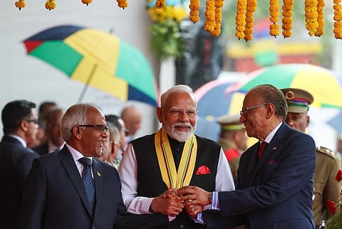 மொரிஷியஸ் அதிபர் தரம்பீர் கோகுல் மற்றும் பிரதமர் நவின்சந்திர ராம்கூலம் ஆகியோருடன் விருது பெற்ற பிரதமர் நரேந்திர மோடி