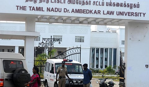 மதுரையில் அமைகிறது சீர்மிகு சட்டப் பள்ளி கிளை: உயர் நீதிமன்றம் அருகே இடம் கேட்டு கடிதம்