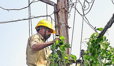 மின்வாரியத் தொழிலாளருக்குப் பாதுகாப்பான பணிச்சூழல் வேண்டும்