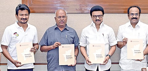 சென்னை தலைமைச் செயலகத்தில் மாநில பொருளாதார ஆய்வறிக்கையை நேற்று வெளியிட்ட முதல்வர் மு.க.ஸ்டாலின். உடன், துணை முதல்வரும் திட்டக் குழு துணைத் தலைவருமான உதயநிதி, நிதியமைச்சர் தங்கம் தென்னரசு, திட்டக்குழு செயல் துணைத் தலைவர் பேராசிரியர் ஜெ.ஜெயரஞ்சன் ஆகியோர்.