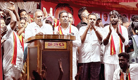மேடையில் புஸ்ஸி ஆனந்துடன் ‘குஷி’ மோகன்...