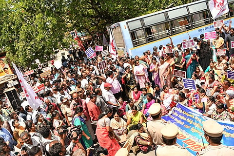 மதுரை ஆரப்பாளையத்தில் இன்று அரசு நிதி உதவி பெறும் கல்லூரி ஆசிரியர்களின் ஏயுடி மற்றும் மூட்டா சங்கங்கள் சார்பில் சாலை மறியல் போராட்டம் நடைபெற்றது. படங்கள்: எஸ்.கிருஷ்ணமூர்த்தி