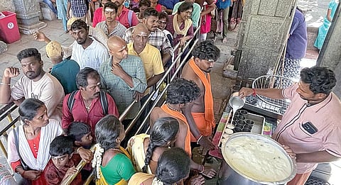 பழநி மலைக் கோயிலுக்குச் செல்லும் பக்தர்களுக்கு இலவசமாக மோர் வழங்கும் தேவஸ்தான ஊழியர்கள்.