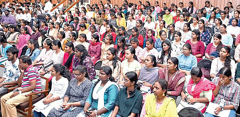 நடப்பாண்டுக்கான ‘உனக்குள் ஓர் ஐஏஎஸ்’ வழிகாட்டி நிகழ்ச்சி சென்னை எத்திராஜ் மகளிர் கல்லூரி அரங்கில் நேற்று நடைபெற்றது. இதில் பள்ளி, கல்லூரி மாணவர்கள், போட்டித் தேர்வர்கள் மற்றும் பெற்றோர் உட்பட ஏராளமானோர் பங்கேற்றனர். படங்கள்: எஸ்.சத்தியசீலன்
