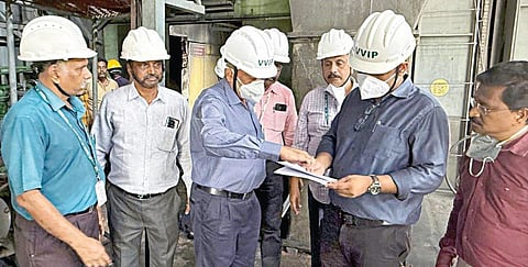 தூத்துக்குடி அனல்மின் நிலையத்தில் தீ விபத்தில் சேதமடைந்த பகுதிகளை தமிழ்நாடு மின் உற்பத்தி மற்றும் பகிர்மான கழகத்தின் மேலாண்மை இயக்குநர் ஆல்பி ஜான் வர்கீஸ் பார்வையிட்டு ஆய்வு செய்தார்.