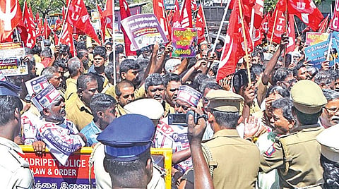 மீட்டர் கட்டணத்தை உயர்த்த வலியுறுத்தி, ஆட்டோக்கள் வேலைநிறுத்தம் நேற்று நடைபெற்றது. இதையொட்டி அண்ணாசாலை, தாராபூர் டவர் அருகே ஆர்ப்பாட்டத்தில் ஈடுபட்ட ஆட்டோ தொழிலாளர்கள்.படம்: ம.பிரபு