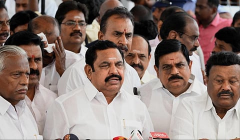 சட்டப்பேரவை வளாகத்தில் எதிர்க்கட்சித் தலைவர் எடப்பாடி பழனிசாமி செய்தியாளர்களைச் சந்தித்தார் | படம்: எம்.வேதன்