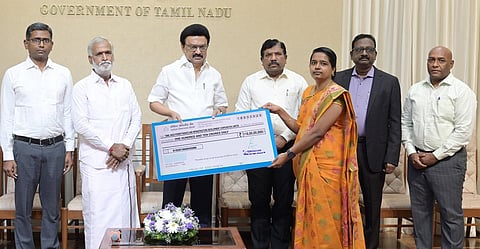 ஒருகால பூஜை திட்டத்தில் கூடுதலாக 1,000 கோயில்கள் சேர்ப்பு: ரூ.110 கோடி வைப்பு நிதியையும் முதல்வர் வழங்கினார்