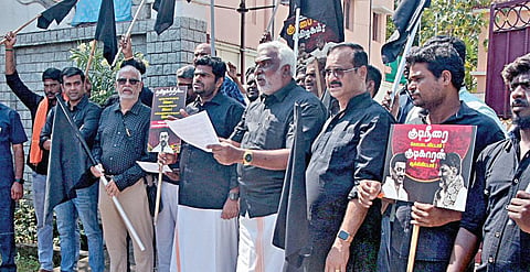 டாஸ்மாக் ஊழல். மேகேதாட்டு, முல்லை பெரியாறு அணை விவகாரத்தில் திமுக அரசின் செயல்பாட்டை கண்டித்து, பாஜகவினர் தங்களது வீட்டின் முன்பாக நேற்று கருப்பு கொடி ஆர்ப்பாட்டத்தில் ஈடுபட்டனர். சென்னையில் மாநில தலைவர் அண்ணாமலை, முன்னாள் ஆளுநர் தமிழிசை சவுந்தரராஜன் ஆகியோர் தங்கள் வீடு முன்பாக ஆர்ப்பாட்டத்தில் ஈடுபட்டனர்.