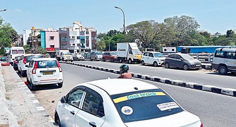சென்னை: மேம்பாலத்தில் வாகனங்களை நிறுத்துவதால் போக்குவரத்து நெரிசல்!