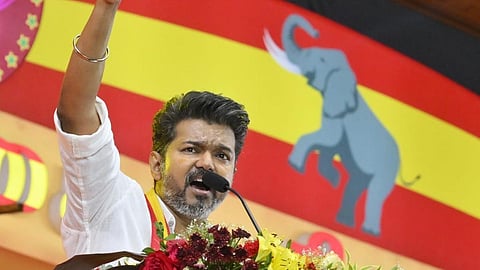 திமுக அரசின் ஏமாற்று வேலையால் விடுமுறை நாளில் கூட போராட்டக் களத்தில் நிற்கும் அரசு ஊழியர்கள்: விஜய் குற்றச்சாட்டு