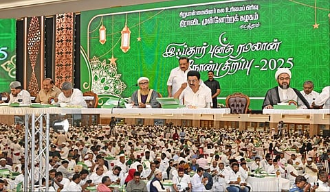 சென்னை திருவான்மியூரில் திமுக சார்பில் நடந்த இஃப்தார் நிகழ்ச்சியில் தமிழக முதல்வர் மு.க.ஸ்டாலின் கலந்துகொண்டார்.