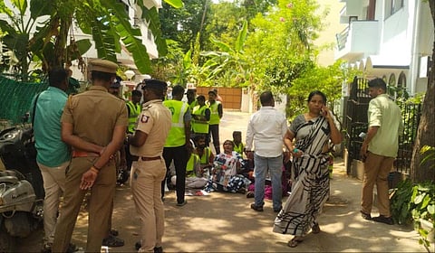 சவுக்கு சங்கர் வீட்டின் முன்பு போராட்டத்தில் ஈடுபட்ட தூய்மைப் பணியாளர்கள்