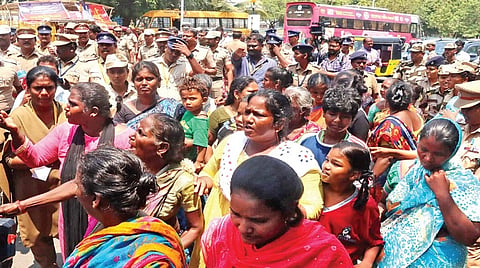 பெரியமேடு பகுதியைச் சேர்ந்த பெண்கள், தங்களுக்கு வீடு வழங்கக் கோரி, தலைமை செயலக நுழைவாயில் அருகே நேற்று திடீரென சாலை மறியலில் ஈடுபட்டனர். அவர்களை போலீஸார் கைது செய்து வாகனத்தில் ஏற்றி அப்புறப்படுத்தினர். | படம்: ம.பிரபு |