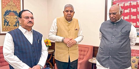 நீதிபதியின் வீட்டில் பணம் கைப்பற்றப்பட்ட விவகாரத்தில், அடுத்தகட்ட நடவடிக்கை தொடர்பாக மத்திய அமைச்சர் ஜே.பி.நட்டா, எதிர்க்கட்சி தலைவர் மல்லிகார்ஜுன கார்கே ஆகியோருடன் மாநிலங்களவை தலைவர் ஜகதீப் தன்கர் நேற்று ஆலோசனை நடத்தினார். படம்: பிடிஐ
