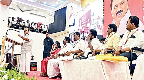 குன்றத்தூர் அருகே சிக்கராயபுரத்தில் திமுக இளைஞர், மாணவர் அணி நிர்வாகிகளுக்கான பயிற்சி பாசறைக் கூட்டம் நடைபெற்றது.