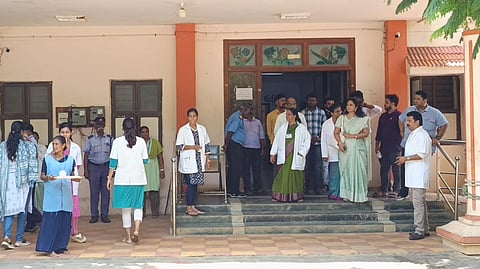 சிவகங்கை அரசு மருத்துவக் கல்லூரி மருத்துவமனையில் விசாரணை நடத்திய இயக்குநரக துணை இயக்குநர்கள் ஜெயராஜ், சாந்தி தலைமையிலான குழுவினர்.