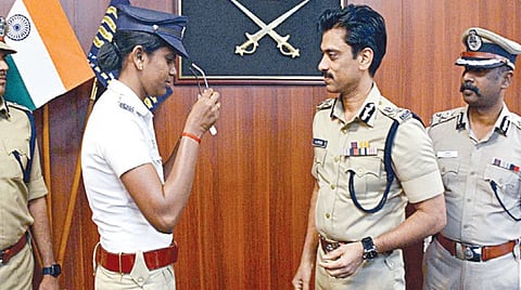 போக்குவரத்து போலீஸாருக்கு குளிரூட்டும் நவீன கண்ணாடிகளை, சென்னை காவல் ஆணையர் அருண் நேற்று வழங்கினார். போக்கு வரத்து காவல் கூடுதல் ஆணையர் ஆர்.சுதாகர், இணை ஆணையர் பண்டி கங்காதர் ஆகியோர் உடனிருந்தனர். | படம்: எஸ்.சத்தியசீலன் |