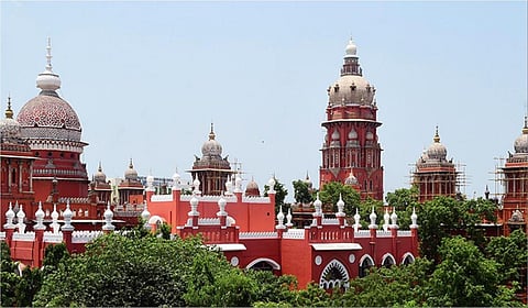 பொது இடங்கள், நெடுஞ்சாலைகளில் கொடிக் கம்பங்களை ஏப்.21-க்குள் அகற்ற சென்னை உயர் நீதிமன்றம் கெடு
