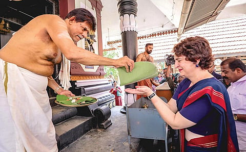 கேரளாவின் வயநாடு தொகுதிக்கு நேற்று வந்த காங்கிரஸ் எம்.பி.பிரியங்கா காந்தி, புல்பள்ளியில் உள்ள ஸ்ரீ சீதா தேவி லவகுசா கோயிலில் நேற்று வழிபட்டு பிரசாதத்தை பெற்றுக் கொண்டார். படம்:பிடிஐ