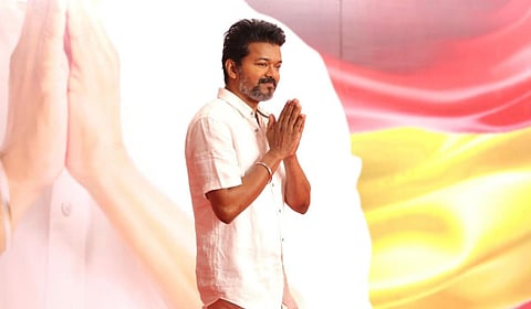 தவெக தலைவர் விஜய்யுடன், பொதுச் செயலாளர் ஆனந்த் | கோப்புப் படம்