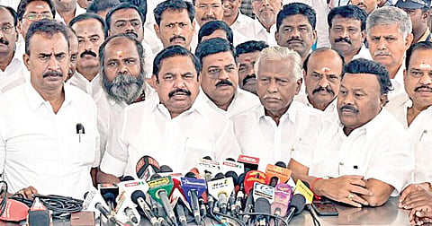 அதிமுக உறுப்பினர்கள் அவையிலிருந்து வெளியேற்றப்பட்டதை கண்டித்து எதிர்க்கட்சி தலைவர் பழனிசாமி மற்றும் அதிமுக உறுப்பினர்கள், செய்தியாளர்களை சந்தித்து பேசினர். படம்: ம.பிரபு