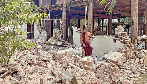 மியான்மரில் நேற்று ஏற்பட்ட பயங்கர நிலநடுக்கத்தால் தலைநகர் நேப்பிடாவில் உள்ள பழமையான புத்த மடாலயம் இடிந்து விழுந்தது. சோகத்துடன் இடிபாடுகளை பார்வையிடும் துறவி.