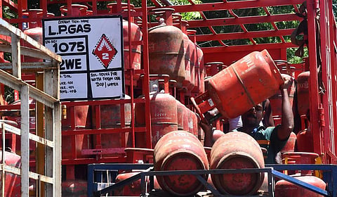 வீட்டு உபயோக, வர்த்தக காஸ் சிலிண்டர்கள் தடையின்றி விநியோகம்: எண்ணெய் நிறுவனங்கள் அறிவிப்பு
