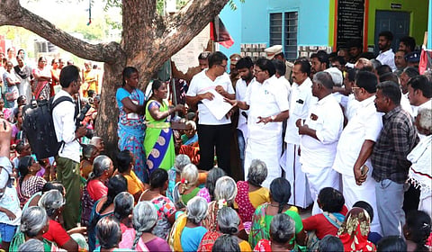 விருதுநகரில் மத்திய அரசைக் கண்டித்து திமுக நடத்திய ஆர்ப்பாட்டத்தின்போது அமைச்சர் சாத்தூர் ராமச்சந்திரனிடம் பெண் ஒருவர் கேள்வி எழுப்பினார்.