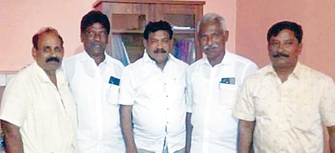 யாழ்ப்பாணத்தில் இலங்கை மீன்வளத் துறை அமைச்சர் ராமலிங்கம் சந்திர
சேகரை (நடுவில் இருப்பவர்) சந்தித்த ராமேசுவரம் மீனவப் பிரதிநிதிகள்.