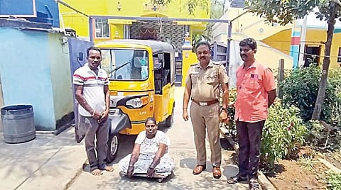 மாற்றுத் திறனாளி பெண் ஸ்டெல்லா மேரியின் மறு வாழ்வுக்காக ஆட்டோ வாங்கி தந்த மணிமங்கலம் காவல் ஆய்வாளர் அசோகன்.
