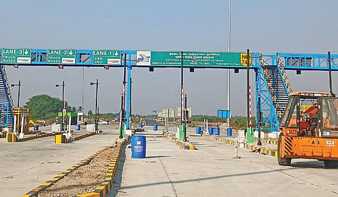 மதுரை - கொல்லம் நான்கு வழிச் சாலையில் கிருஷ்ணன்கோவில் அருகே நத்தம்பட்டியில் அமைக்கப்பட்டு வரும் சுங்கச்சாவடி.