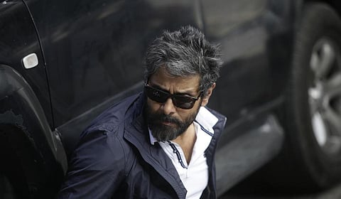 ‘துருவ நட்சத்திரம்’ ரிலீஸுக்கு நானும் காத்திருக்கிறேன்: விக்ரம்