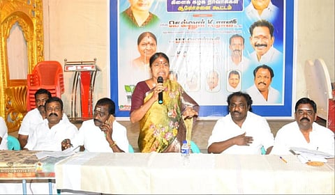 மதுரையில் நடந்த அதிமுக பூத் கமிட்டி ஆலோசனைக் கூட்டத்தில் முன்னாள் அமைச்சர் பா.வளர்மதி பேசினார்.