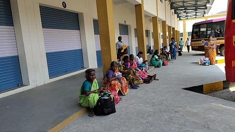 மேட்டூர் பேருந்து நிலைய கடைகளை ஏலம் எடுக்க ஆர்வம் காட்டாத வியாபாரிகள்: காரணம் என்ன?