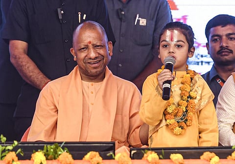 பிரயாக்ராஜ் நகரில் நடந்த நிகழ்ச்சியில் குழந்தையின் பாராயணத்தை கேட்டு மகிழும் யோகி ஆதித்யாநாத்