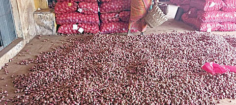 செட்டிக்குளம் பகுதியில் விளைந்த சின்ன வெங்காயம்.